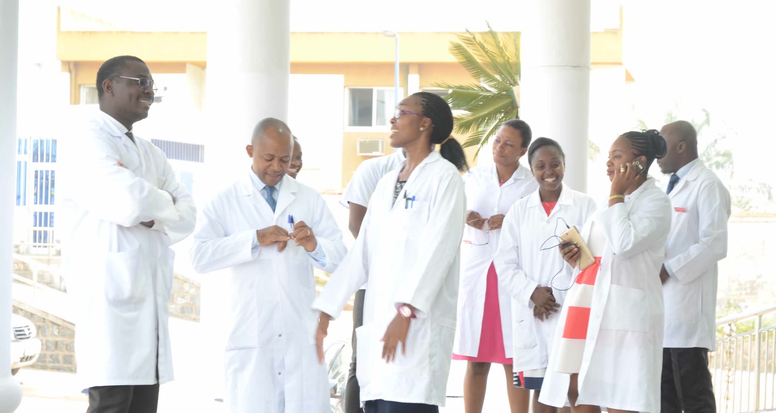 L'équipe médicale devant le bâtiment